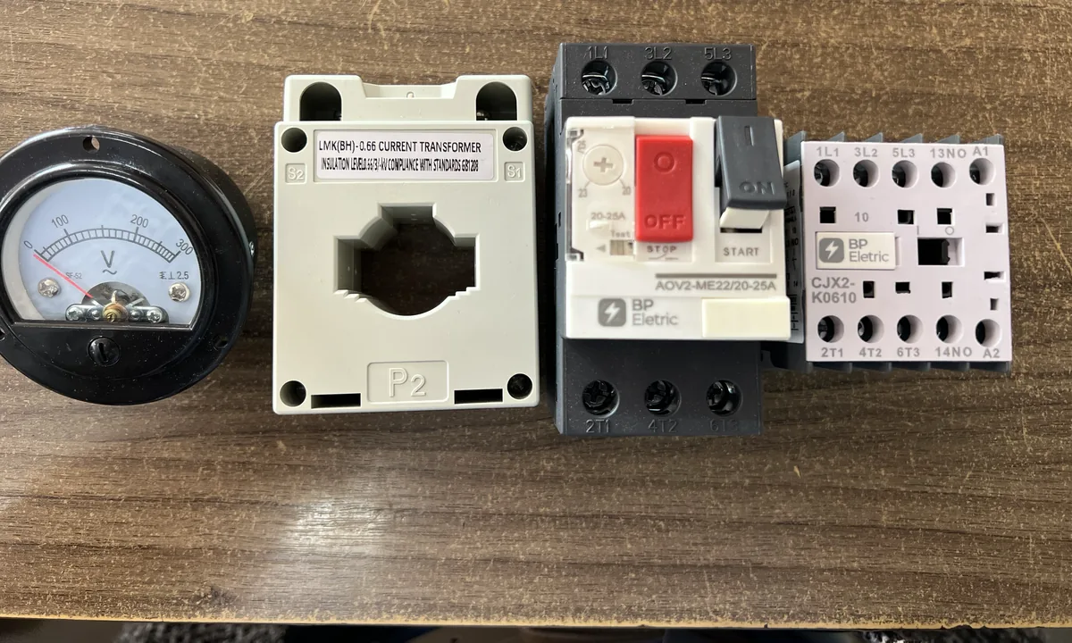 Disjuntor-motor, transformador de corrente, medidor analógico e contator auxiliar