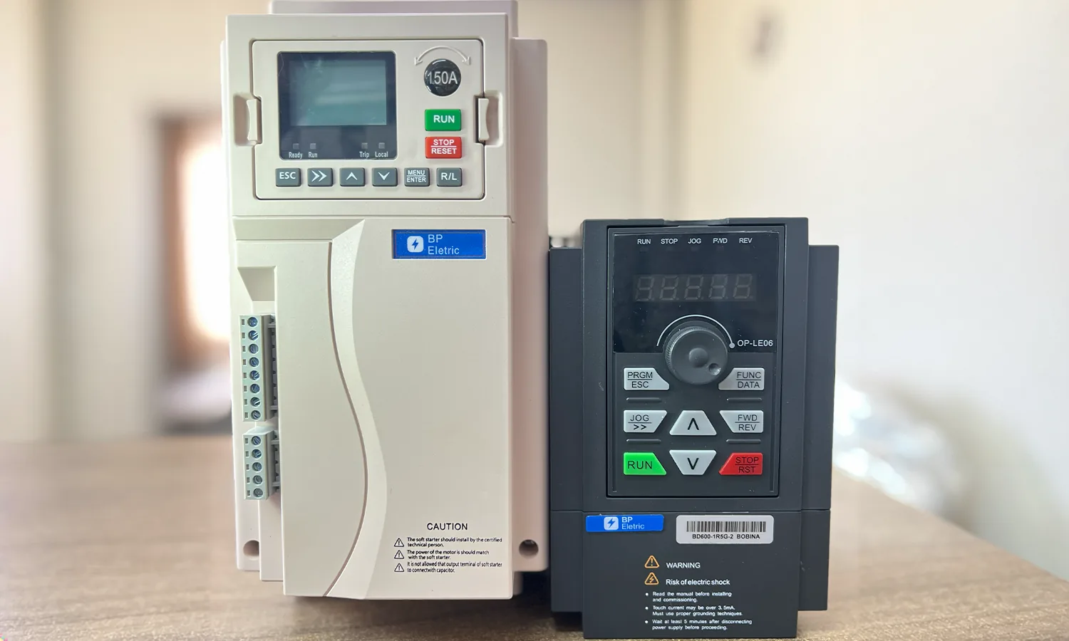 Soft starter e inversor de frequência instalados em painel